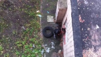 Gomero fucking a prostitute in an alley