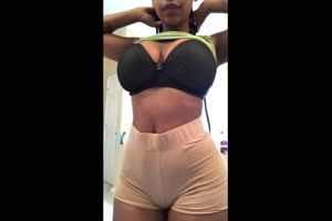 Dominicana de grandes tetas y enorme culo