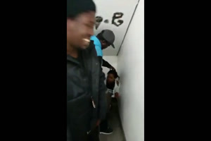 Los amigos grabando mientras que le chupan al verga