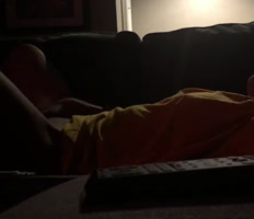 Orgasmo fuerte de una adolescente que se masturba