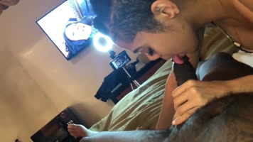 Chica jovencita mamando una enorme verga negra