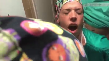 El doctor si que es un duro se lo mete a la enfermera