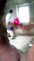 Grupo pillados teniendo sexo en una casa abandonada