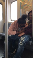 Sexo oral en el metro delante de todos