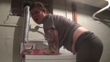 Mira como lo hace!-Soltera le encanta masturbarse con la secadora.