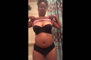 Gordita se desnuda y le envía vídeo a su amante