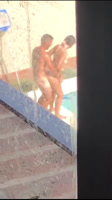 VOYEUR-Pareja fue grabada  cogiendo en la alberca