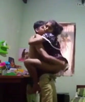 Muy jovencita y sus padres aceptan al novio a solar con ella