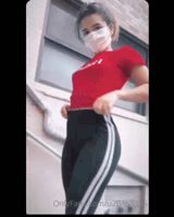 Caomi Madalais mostrando sus tangas al aire libre