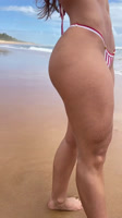 Hermosa latina mostrando su cuerpo perfecto en bikinis