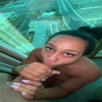 Prostituta chupando verga en un penthouse