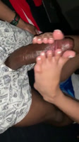 Jovencita masturbandose su novio con los pies y la manos