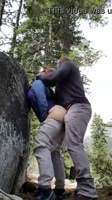 Pareja caliente cogiendo en el bosque