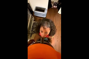 Jovencita veterana chupando verga