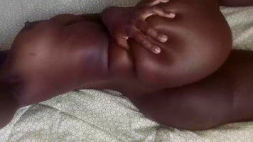 Negra culona grabando su enorme culo