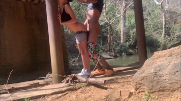 Pareja cachonda cogiendo aire libre