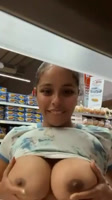 Mostrando sus tetas en un supermercado