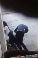 Adolescentes cogiendo en el colegio