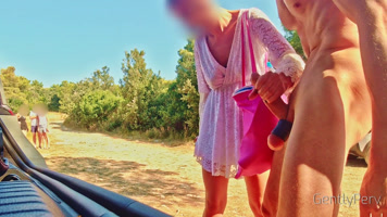 Flaco pajero se deja masturbar por las turista