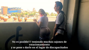Follando venezolana en el estacionamiento