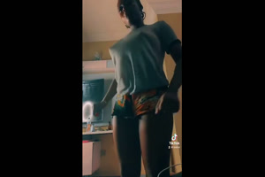 Negra jovencita mostrando sus pezones