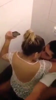 Pareja la graban cogiendo en el baño