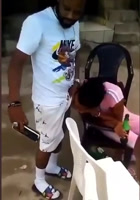 Puta chupando mi polla en publico