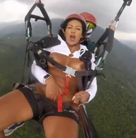 Latina masturbandose en la altura