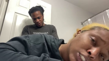 Pareja caliente cogiendo en el baño