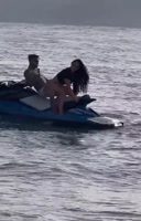 Pareja cogiendo encima de una moto acuatica