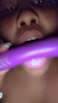 Tetona dominicana chupando un dildo