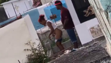 Follando dominicana puta en un cementerio