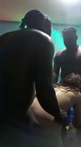 Rubia puta cogiendo con dos haitiano