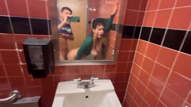 Cogiendo en un baño publico