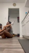 Pareja negra cogiendo duro en la cocina