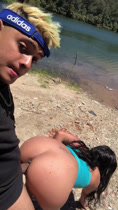 Pareja colombiana cogiendo al aire libre en el rio