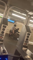Pareja cogiendo duro en una estacion del metro en publico
