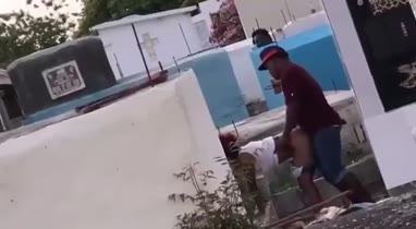 Puta dominicana follando en un cementerio