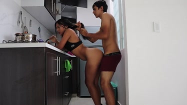 Jovencita cogiendo con su novio en la cocina