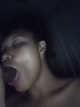 Jovencita chupando una enorme polla grande