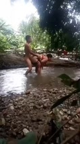 Pareja caliente cogiendo duro en el rio