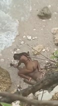 Pareja negra cogiendo duro en el rio mientras lo graban