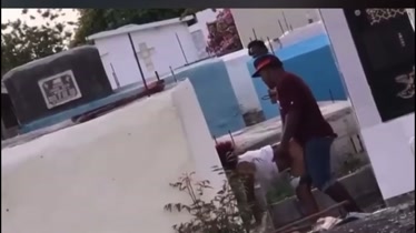 Dominicano cogiendo en el cementerio con una puta