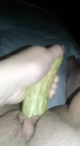 Jovencita caliente pajeandose con un pepino