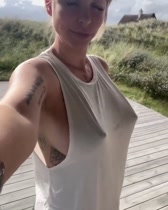 Rubia cachonda moviendo sus tetas perfectas