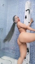 Latina moviendo su culo grande en la ducha