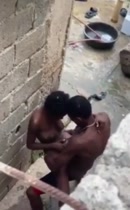 Grabando pareja de haitiano mientras cogen