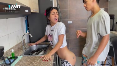 Cogiendo con mi pequeña hermanastra cachonda