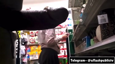 Negro bbc mostrando su enorme polla en una tienda