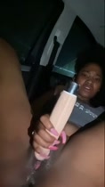 Negra adolescente masturbandose en el carro de su papa